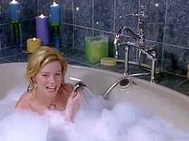 Elizabeth Banks Masturbating And Having A Orgasm In Bathtub