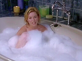 Elizabeth Banks Masturbating And Having A Orgasm In Bathtub