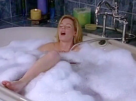 Elizabeth Banks Masturbating And Having A Orgasm In Bathtub