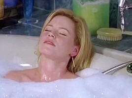 Elizabeth Banks Masturbating And Having A Orgasm In Bathtub
