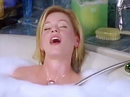 Elizabeth Banks Masturbating And Having A Orgasm In Bathtub