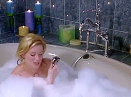 Elizabeth Banks Masturbating And Having A Orgasm In Bathtub