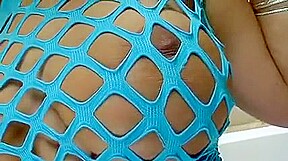 Elle joue avec ses nibards naturels, il la baise dans la baignoire