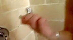 Elle joue avec ses nibards naturels, il la baise dans la baignoire
