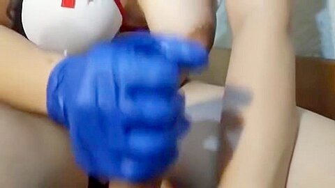 Enfermera Sexy Lubricando Con Leche Haciendo Paja Con Guantes