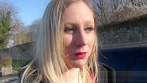 Eve, Barmaid d'un club libertin, ne jure que par la double-penetration !