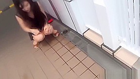 Fetish asian whore peeing in gutter