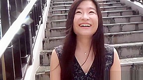 Fetish asian whore peeing in gutter