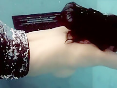 Flashing bright tits underwater makes everyone horny