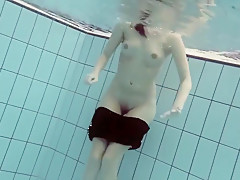 Flashing bright tits underwater makes everyone horny