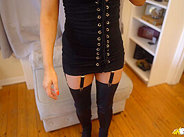 Flirty Favours - DownblouseJerk