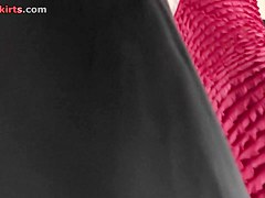 Free upskirt video of the sexy MILF in tight skirt