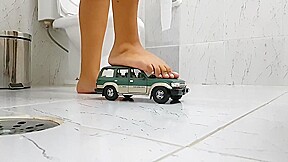 Giantess Yasmin crushes a SUV