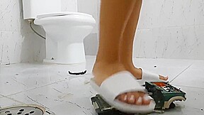 Giantess Yasmin crushes a SUV
