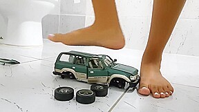 Giantess Yasmin crushes a SUV