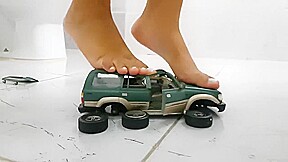 Giantess Yasmin crushes a SUV