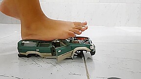 Giantess Yasmin crushes a SUV