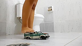 Giantess Yasmin crushes a SUV