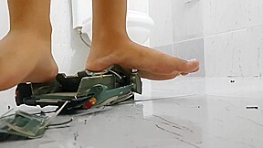 Giantess Yasmin crushes a SUV