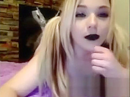 Goth babe fingering her cunt from behind
