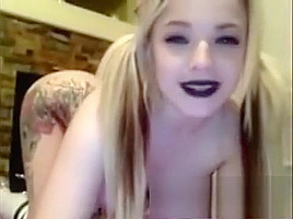 Goth babe fingering her cunt from behind