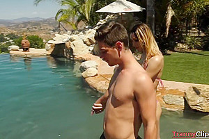 Hard Sex On All Fours Outdoor Shag For Kinky Shemale
