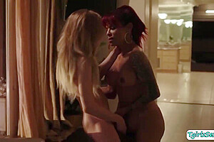 Hot Bigtits Transsexual Foxxy Licks And Fucks