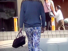 Hot japanese babe pisses in public alley