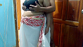 Indian Desi Maa Sari Pahane Hue Beta Ko Jabaradastee Chodatee Hai - Tamil Xxx Video