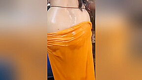 Indian Desi Village Bhabhi Ko Nahate Huwe Video Banane