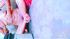 Indian Hot Figure Young Bhabhi Bath !! Bhabhi Have Gorgeous Figure!!chupke Se Video Bna Li