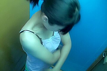 Japan girl changing bra to the bikini on camera shp36