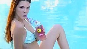 Kendall & Kylie Jenner Fap Challenge! college girl! BIKINI! WANK!