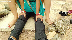 Khet Me Kaam Karne Aayi Bhabhi Ko Jungle Me Patthar Ke Upar Litakar Maza Diya