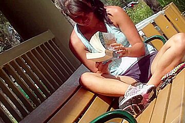 Kinky upshorts HD video of a nerdy gal