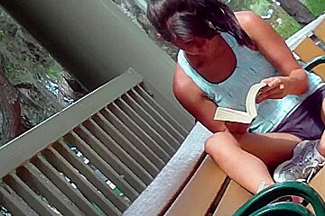 Kinky upshorts HD video of a nerdy gal