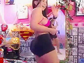 Kloe moviendo su hermoso cuerpo