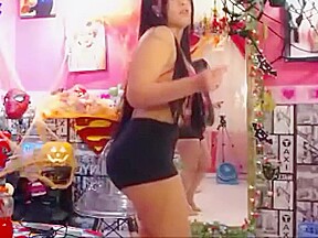 Kloe moviendo su hermoso cuerpo
