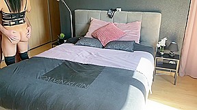 La belle fetichiste du cuir prise sur le lit
