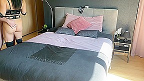 La belle fetichiste du cuir prise sur le lit