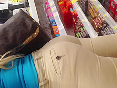 Latina VPL ass in tight pants