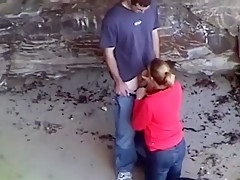 Le chupa la polla en la playa pero escupe la corrida