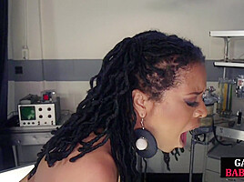 Les anal gaping Ebony fingered by rimjob and spanking MILF