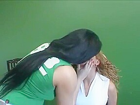 Lesbian abusive beijo
