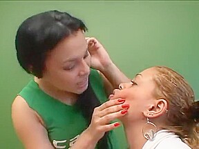 Lesbian abusive beijo