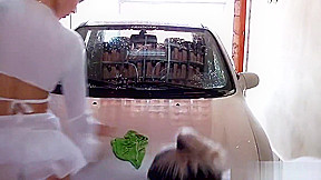 Loira tira calcinha para lavar o carro