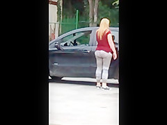 Loirona telefonando