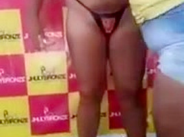 Mais uma gostosinha peladinha montando biquini de fita