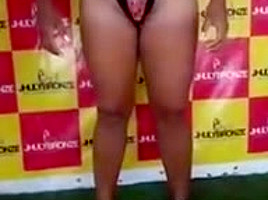Mais uma gostosinha peladinha montando biquini de fita