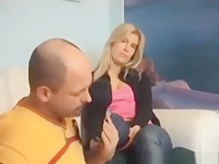 Marido cheirando o chulé da esposa